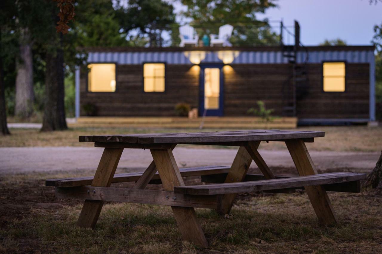 The Shoreline Container Home 12 Min To Magnolia Silos And Baylor Waco Exterior photo